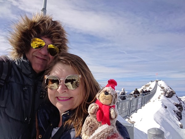 © VLife Blog vlife.blog Georg und VLife Blog vor dem Peak Walk by Tissot auf dem Gletscher Glacier 3000.