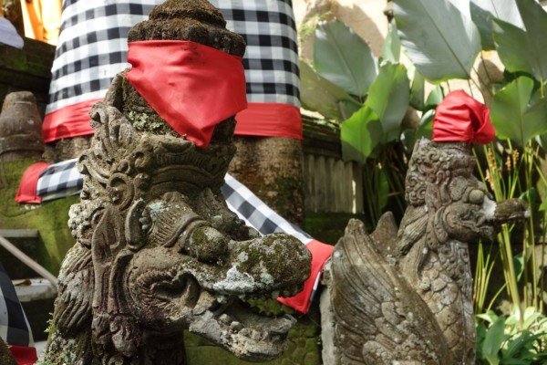 VLife Blog vlife.blog Mystische Figuren im Garten Amandari Ubud Bahamas Martini
