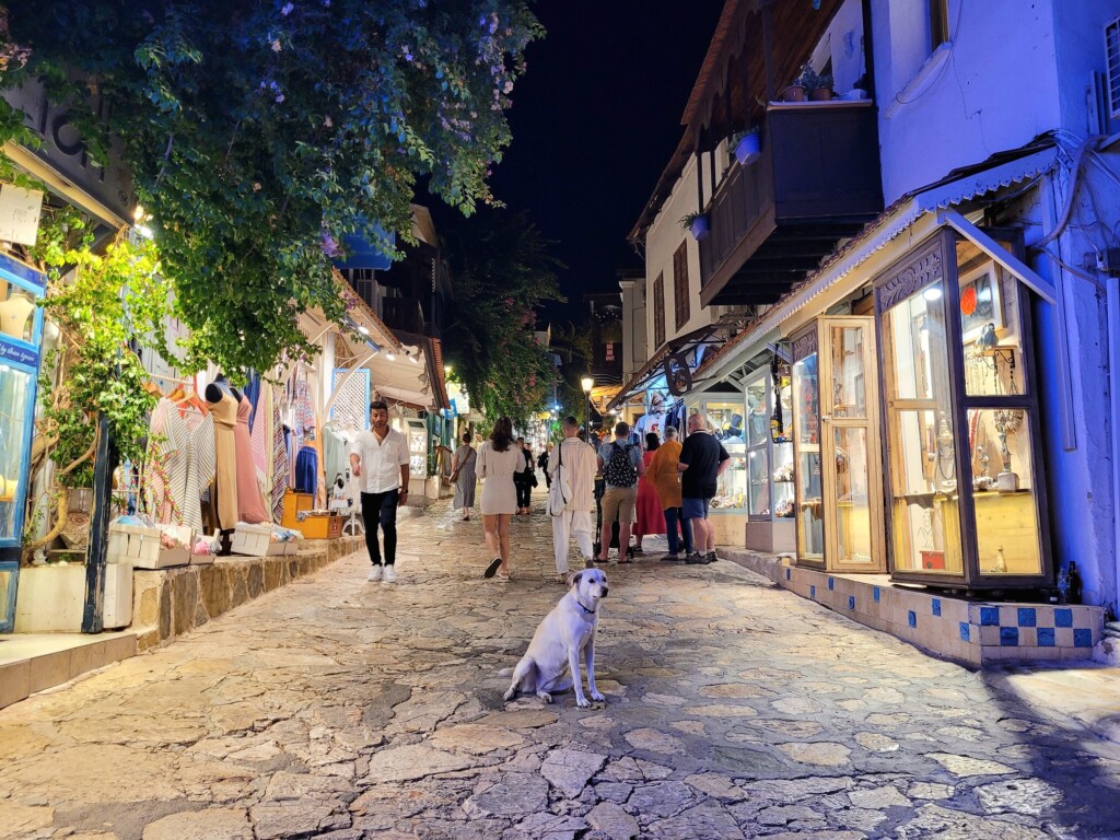 © VLife Blog – vlife.blog Abendlicher Bummel durch die attraktive Altstadt von Kaş.