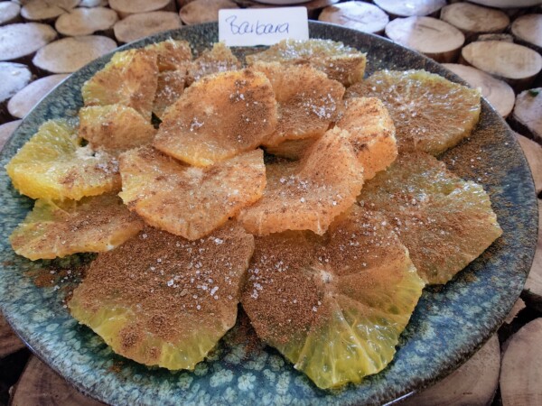 © VLife Blog vlife.blog Als Dessert wurden Orangenscheiben, mit Zimt und Zucker verfeinert.