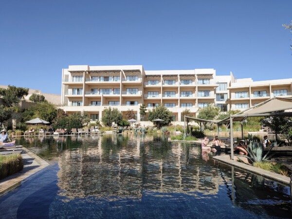 © VLife Blog vlife.blog Am Adult Pool mit Blick auf einen Hoteltrakt des Fairmont Taghazout Bay.