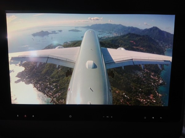 © VLife Blog vlife.blog – Am Bildschirm lässt sich der Landenanflug der Qatar Airways Maschine auf Mahé beobachten.