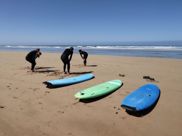 © VLife Blog vlife.blog Am Strand von Taghazout werden Surf-Kurse angeboten.