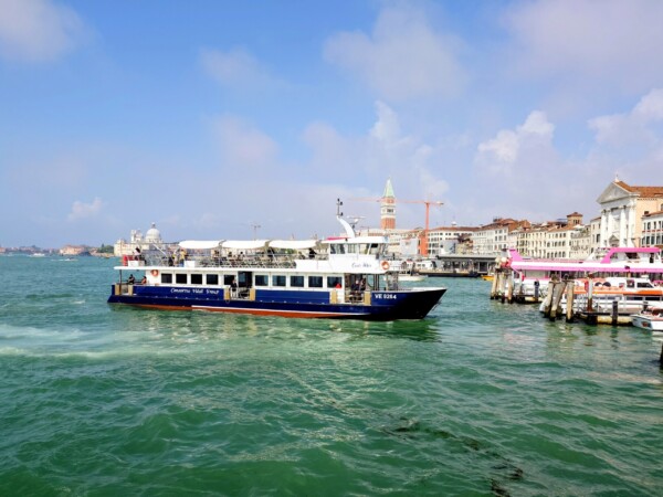 © VLife Blog vlife.blog Ankunft an der Bootsanlegestelle in der Nàhe der Piazza San Marco.