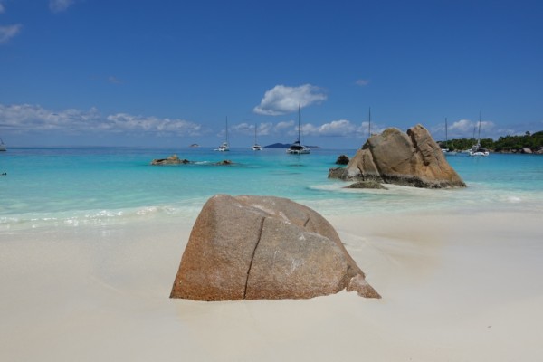 © VLife Blog vlife.blog – Anse Lazio auf der Insel Praslin ist ein Strand wie aus dem Bilderbuch mit puderzuckerfeinem Sand.