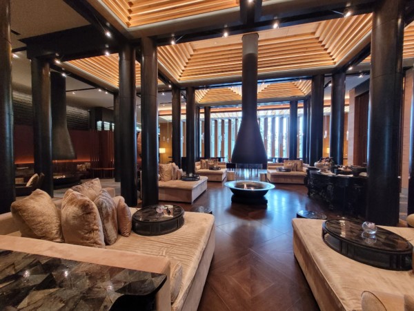 © VLife Blog vlife.blog Asiatischer Stil und alpiner Chick in The Lobby des The Chedi Andermatt.