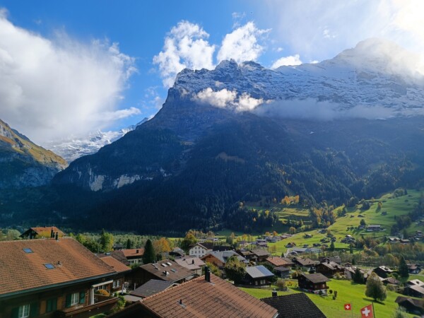© VLife Blog vlife.blog – Aussicht über Grindelwald auf den Eiger und die Jungfrau Region. Bahamas Martini