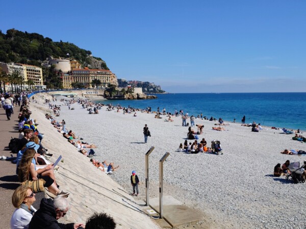 © VLife Blog vlife.blog Aussicht über die Promenade und den Strand von Nizza.
