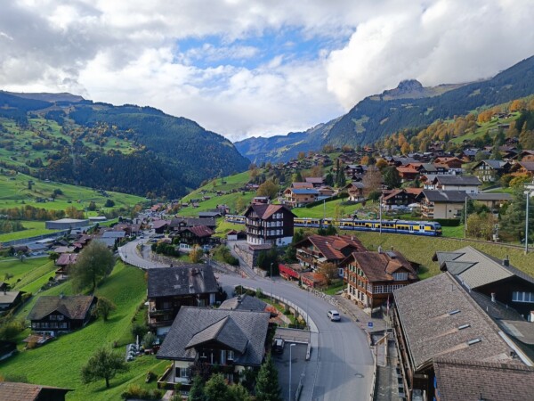 © VLife Blog vlife.blog – Aussicht vom Hotel Belvedere über den Eingang zum Dorf Grindelwald und in die Jungfrau Region.