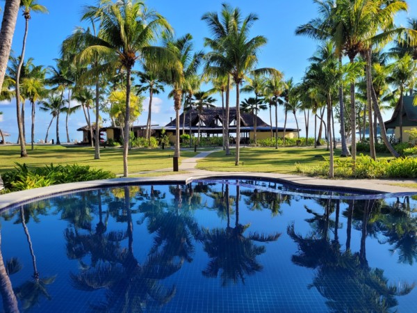 © VLife Blog vlife.blog – Aussicht vom Pool des Paradise Sun Hotels über die weitläufige Gartenanlage bis zum Restaurant am Strand.