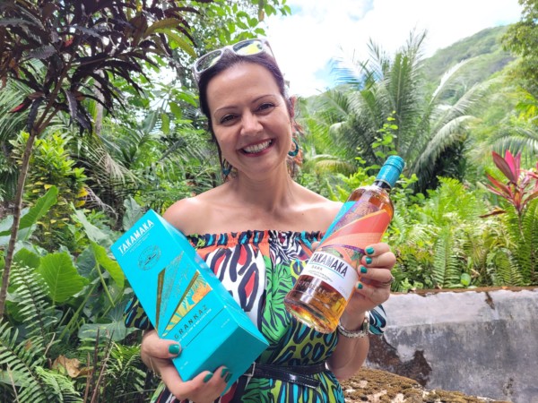 © VLife Blog vlife.blog – Begeistert führt Retha d’Offay durch die Takamaka-Rum Destillery in La Plain St Andre.