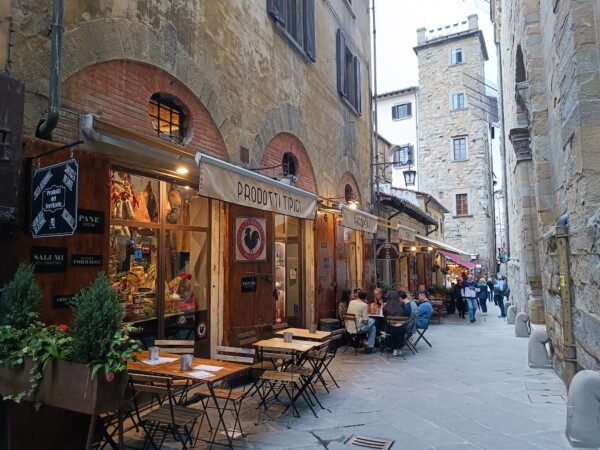© VLife Blog vlife.blog – Beim Buimmeln durch die Altstadt von Arezzo finden sich immer wieder kleine Restaurants und Cafés.