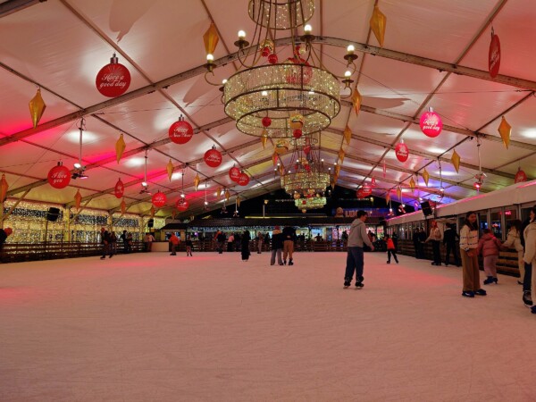© VLife Blog vlife.blog Belgien Winterstimmung auf der Eislaufbahn in Knokke-Heist.