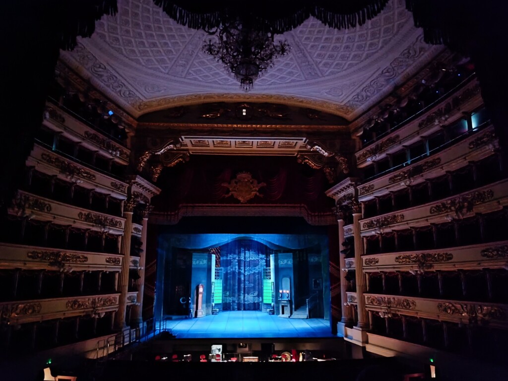 © VLife Blog – vlife.blog Blick aus der Ehrenloger des Mailänder Opernhauses Teatro alla Scala.