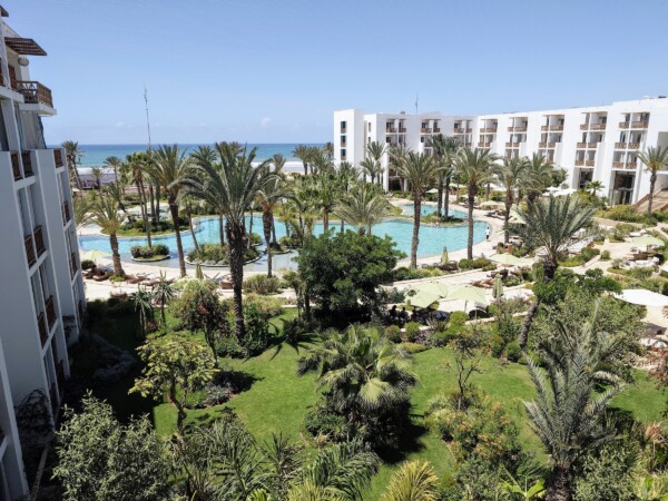 © VLife Blog vlife.blog Blick über die Garten- und Poolanlage des Hotels The View in Agadir.