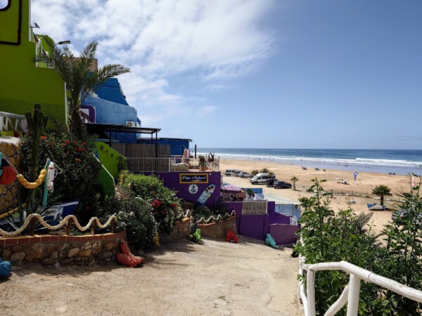 © VLife Blog vlife.blog Blick über die farbenprächtig bemalten Häuser auf den Strand von Aghroud.