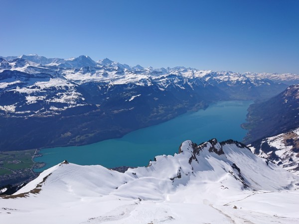 © VLife Blog vlife.blog – Blick vom Brienzer Rothorn über den Brienzersee und die Alpen. Bahamas Martini