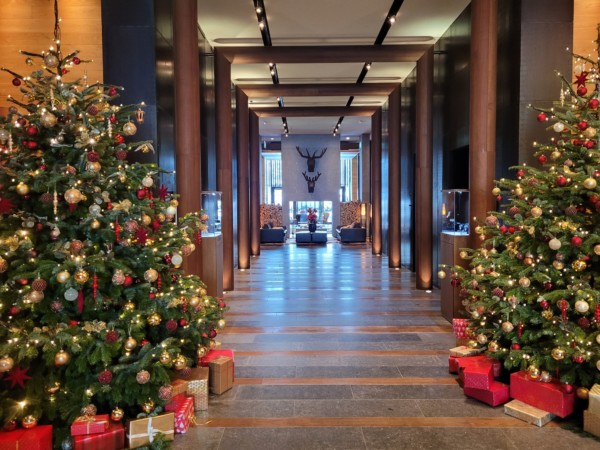© VLife Blog vlife.blog Blick von der festlich dekorierten Lobby Richtung The Library. Bahamas Martini