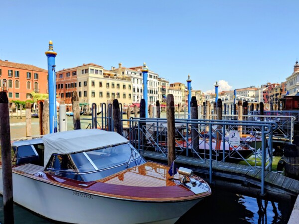 © VLife Blog vlife.blog Bootsanleger am Canal Grande mit der Rialtobrücke im Hintergrund.