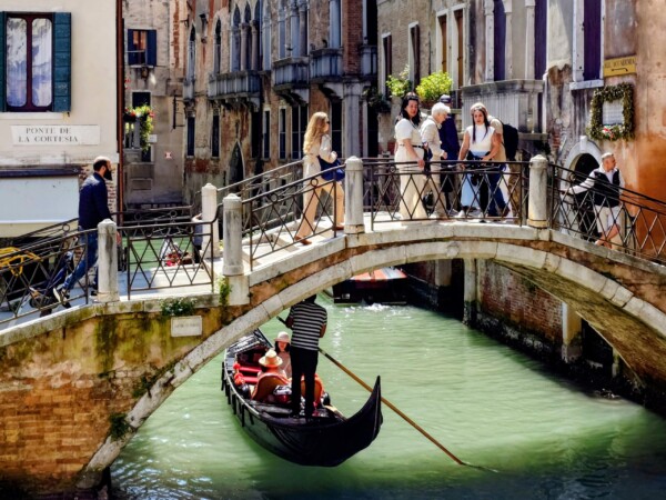 © VLife Blog vlife.blog Brücken und Gondeln prägen das Bild von Venedig.