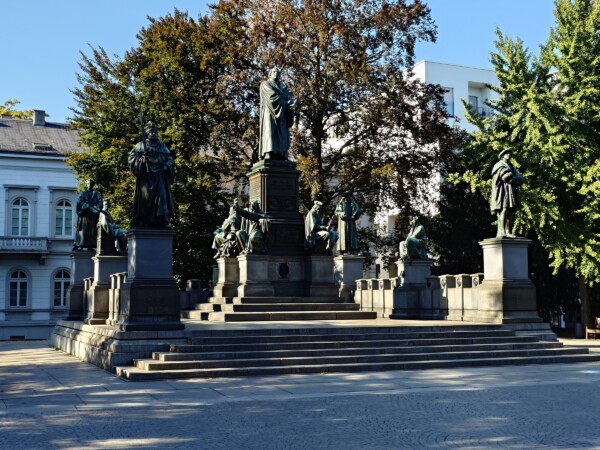 © VLife Blog vlife.blog Das Lutherdenkmal in Worms ist riesig.