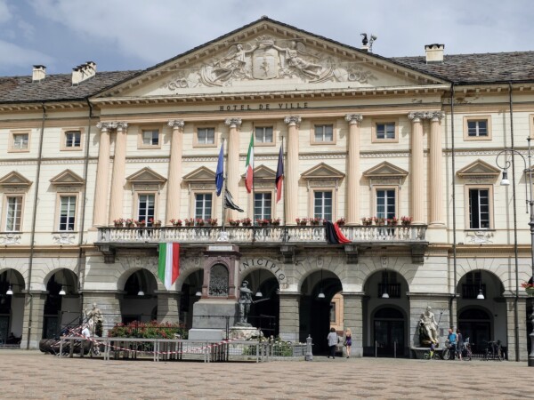 © VLife Blog vlife.blog Das Rathaus an der Piazza Cmilio Chanoux.