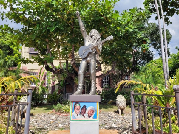 © VLife Blog vlife.blog – Das ehemalige Heim der Reggea-Legende Bob Marley ist heute ein Museum.