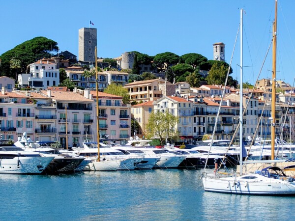 © VLife Blog vlife.blog Der Hafen von Cannes und das auf einem Hügel liegende Kastell.