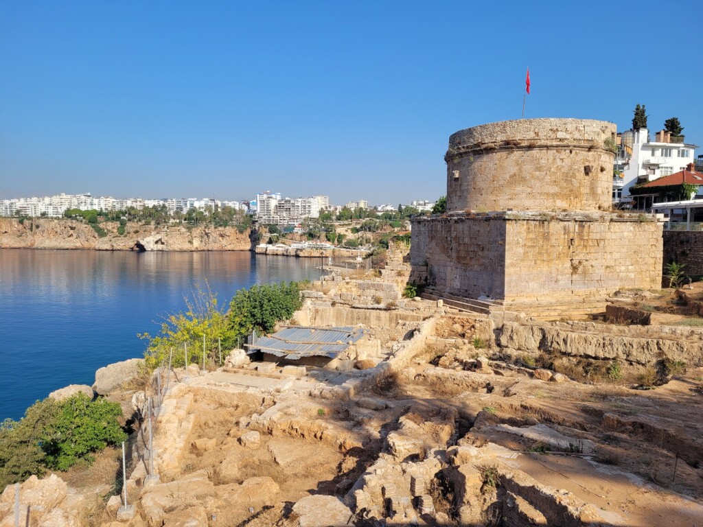 © VLife Blog – vlife.blog Der Hıdırlık-Turm ist Teil des Karaalioğlu-Parks in der Altstadt von Antalya. Bahamas Martini