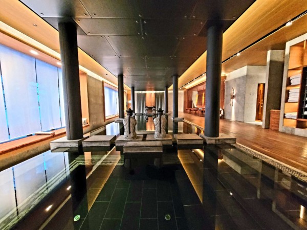 © VLife Blog vlife.blog Der Hydrothermal Pool ist Teil der 2’400 Quadratmeter grossen Spa and Health Clubs.