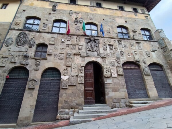 © VLife Blog vlife.blog – Der Palazzo Pretorio mit den zahlreichen Wappen der Podestâ, Capitani und Komissare aus Florenz.