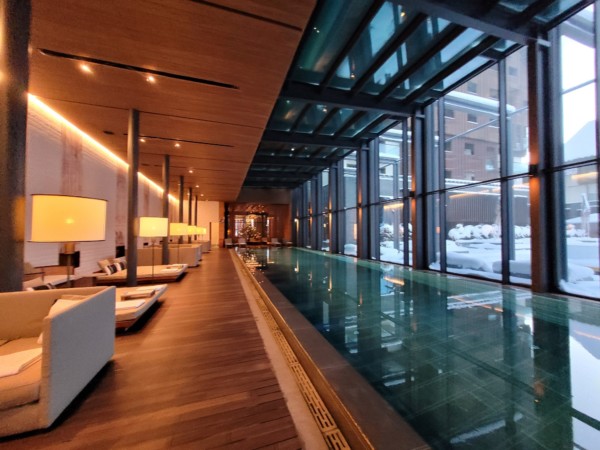 © VLife Blog vlife.blog Der elegante Innenpool The Pool ist 35 Meter lang..