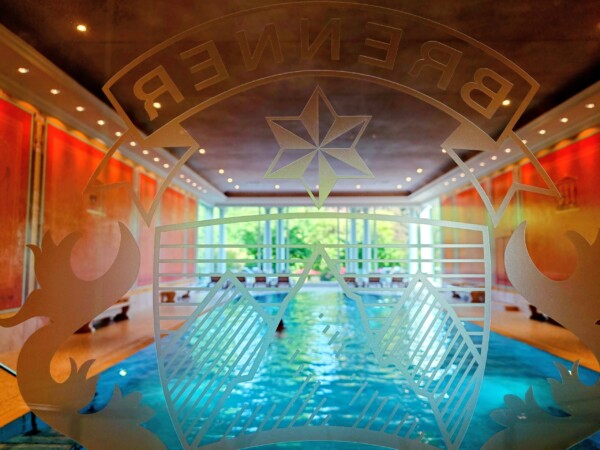 © VLife Blog vlife.blog Der elegante Pool im Brenners Park Hotel & Spa in Baden-Baden lädt zum Schwimmen ein.
