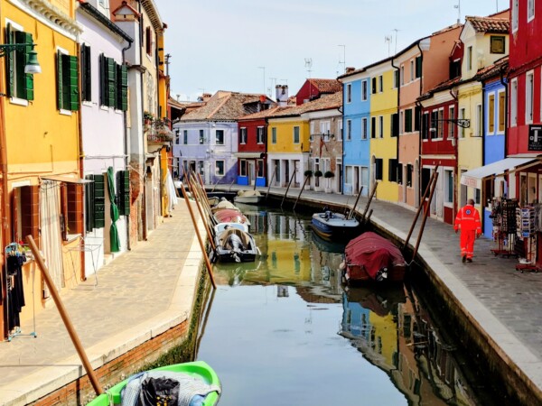 © VLife Blog vlife.blog Die Insel Burano ist bekannt für die farbig bemalten Häuser.