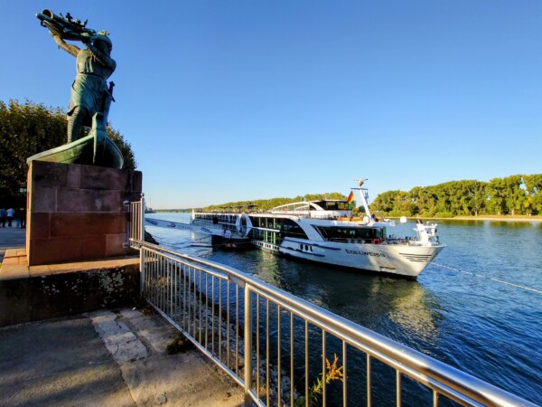 © VLife Blog vlife.blog Die MS Edelweiss an der Anlegestelle mit dem Hagendenkmal in Worms.