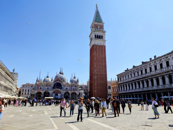 © VLife Blog vlife.blog Die Piazza San Marco ist der Hauptplatz von Venedig.