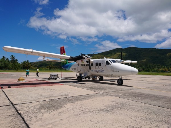 © VLife Blog vlife.blog – Die Propellermaschine von Air Seychelles landet auf Praslin.