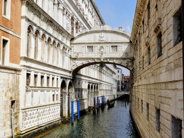 © VLife Blog vlife.blog Die Seufzerbrücke verbindet den Dogenpalast mit dem venezianischen Staatsgefängnis.