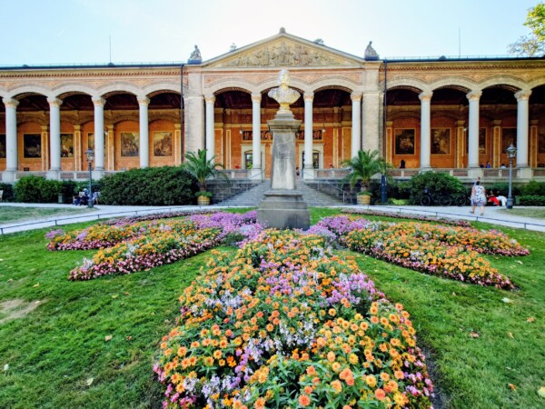 © VLife Blog vlife.blog Die Trinkhalle im Kurpark von Baden-Baden ist eine der schönsten Sehenswürdigkeiten.