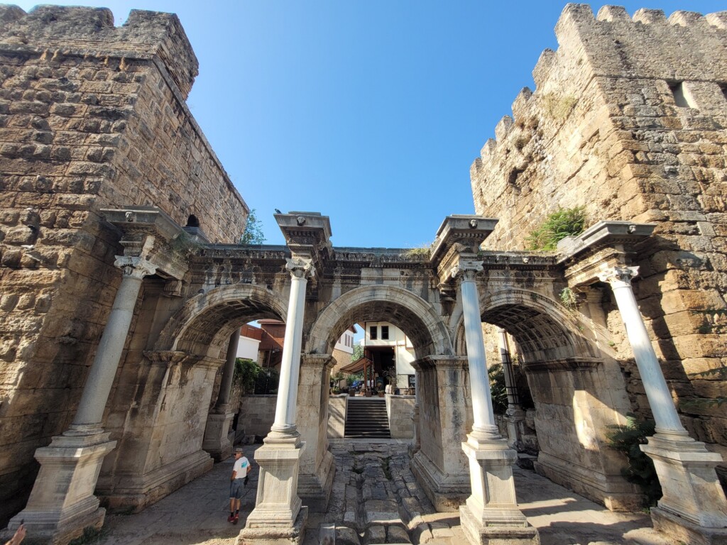 © VLife Blog – vlife.blog Die Triumphbogen des Hadrianstors bilden den Eingang in die Altstadt von Antalya.