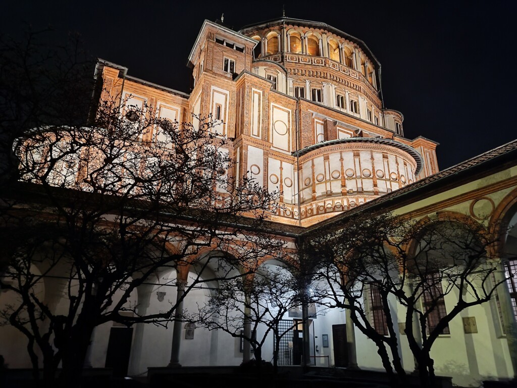 © VLife Blog – vlife.blog Die beleuchtete Blick vom Kreuzgang auf die Klosterkirche Santa Maria delle Grazie.