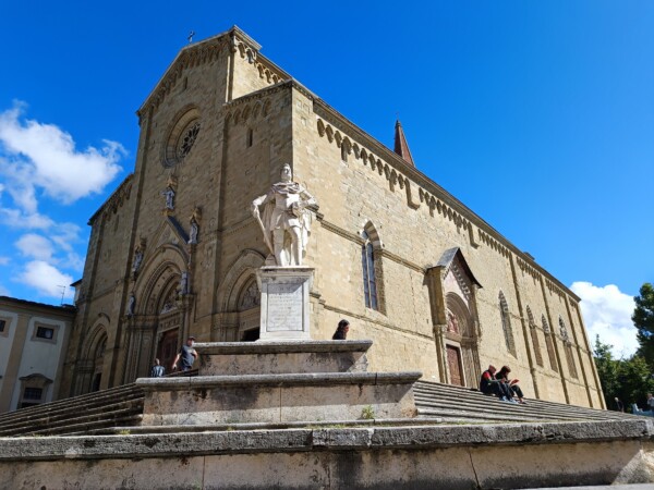 © VLife Blog vlife.blog – Die dreischiffige Kathedrale Duomo ist die wichtigste Kultstätte der Stadt Arezzo.