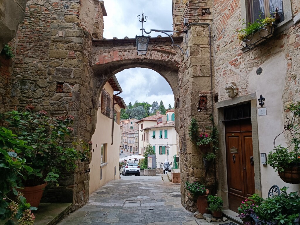 © VLife Blog vlife.blog – Die mittelalterlichen Gassen von Anghiari laden zum Bummeln ein.