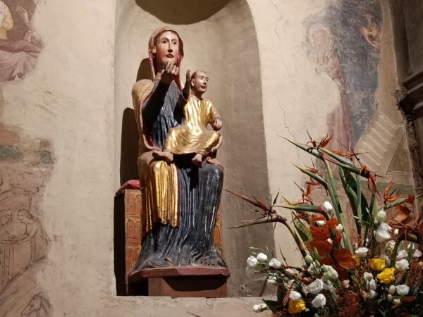 © VLife Blog vlife.blog – Die wertvolle Holzskulptur Madonna con il Bambino im Dom von Arezzo.