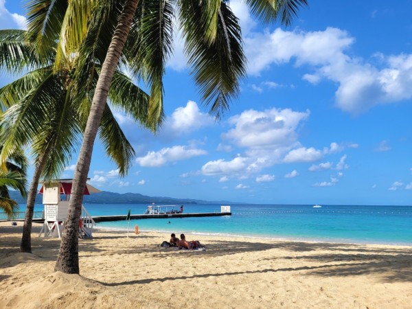 © VLife Blog vlife.blog – Doctor’s Beach in Montego Bay ist einer der schönsten Strände in Jamaika. Bahamas Martini