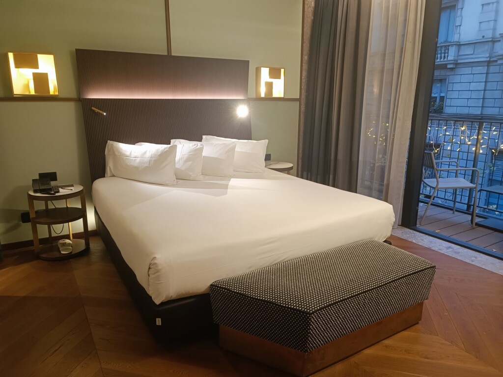 © VLife Blog – vlife.blog Doppelzimmer im Viersternehotel Milano Verticale UNA Esperienze im Trendviertel Porta Garibaldi. Bahamas Martini