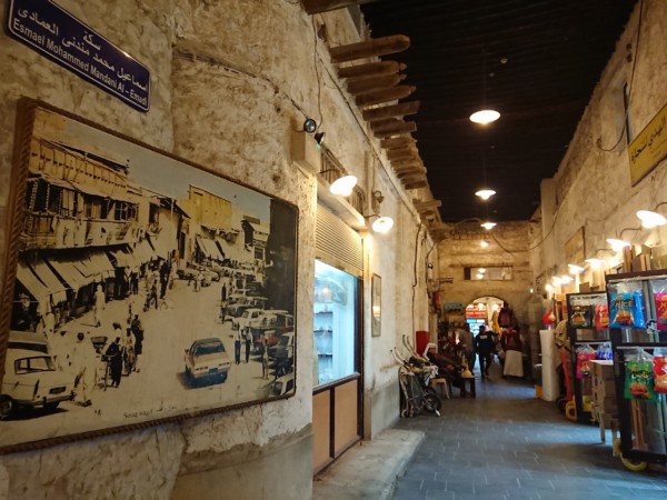 © VLife Blog vlife.blog – Ein Foto an der Wand erinnert daran, wie der Souq einst ausgesehen hat.