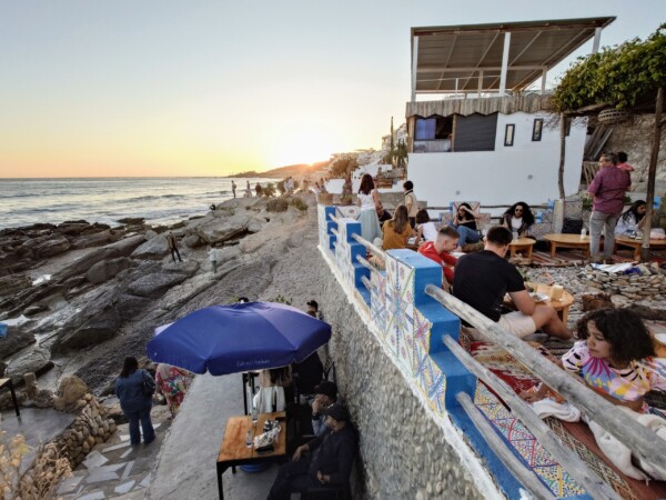 © VLife Blog vlife.blog Einheimische und Touristen treffen sich zum Sonnenuntergang in Taghazout.