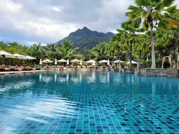 © VLife Blog vlife.blog – Entspannung am riesigen Pool des Luxushotels Story Seychelles.