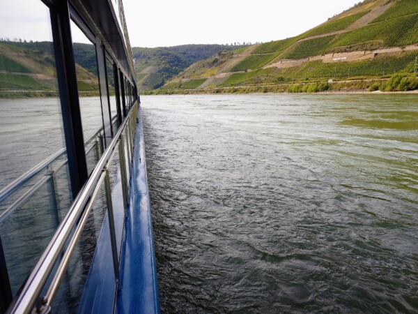 © VLife Blog vlife.blog Flussfahrt entlang der Weinberge am am Rhein